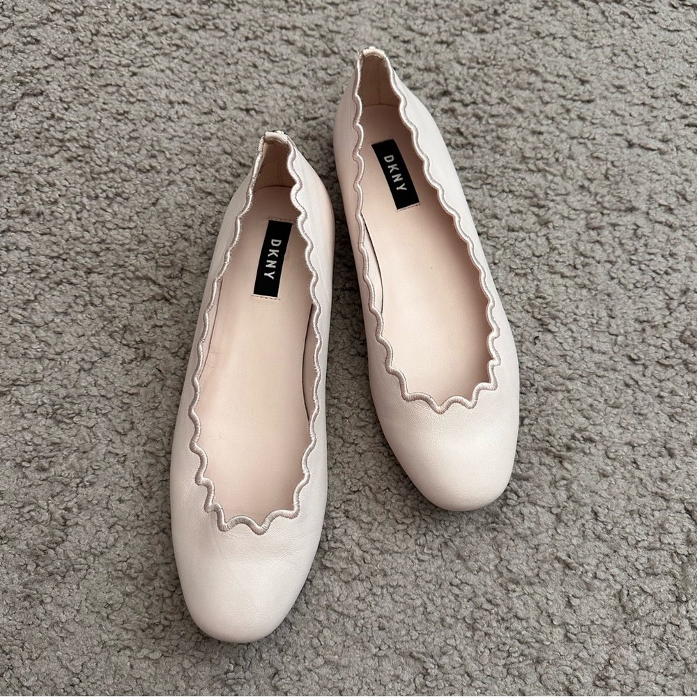DKNY Willow Scallop Flat Quartz Pink Leather Womens Mismatch Size 7/7.5